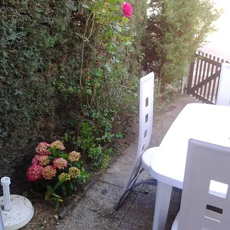 Appartement D'une A Sur A 150 M De La Avec Jardin Clos *