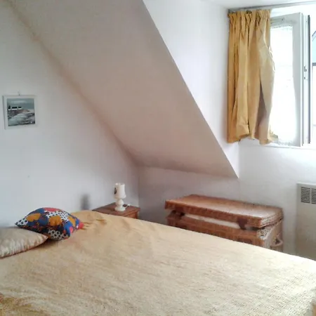 Appartement D'une A Sur A 150 M De La Avec Jardin Clos